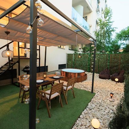 Downtown Hidden Garden With Jacuzzi In Bucharest Apartman Kültér fotó