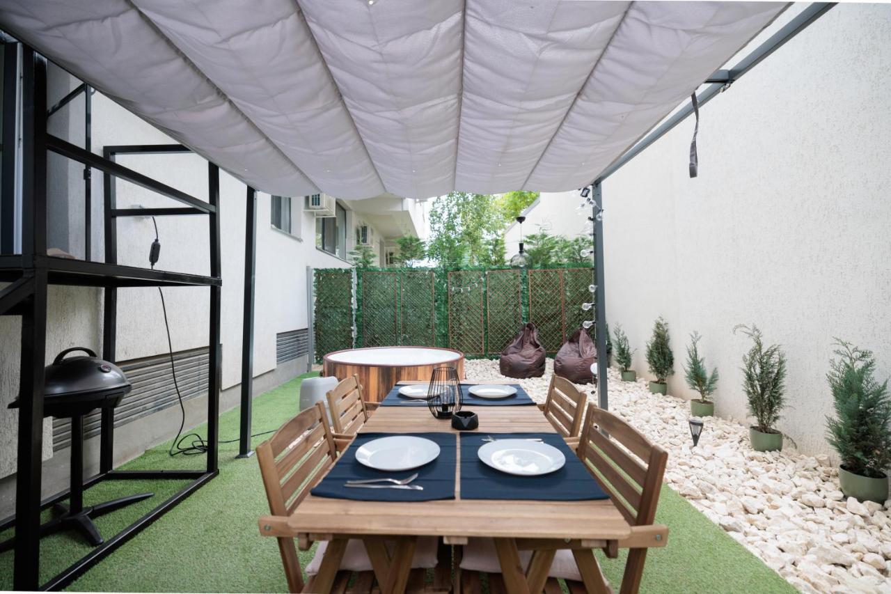 Downtown Hidden Garden With Jacuzzi In Bucharest Apartman Kültér fotó