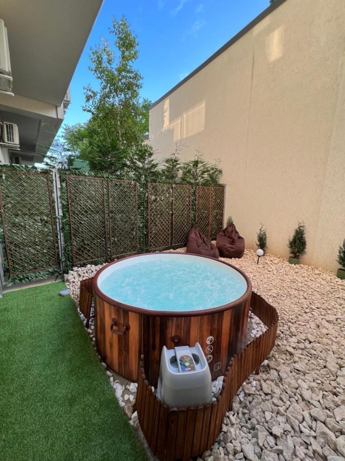 Downtown Hidden Garden With Jacuzzi In Bucharest Apartman Kültér fotó
