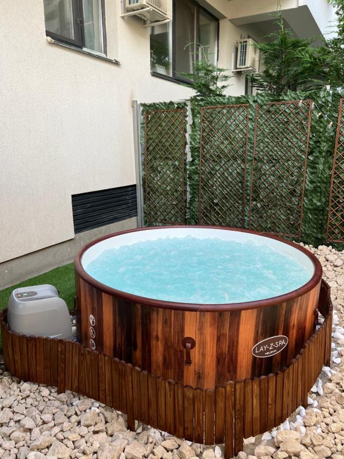 Downtown Hidden Garden With Jacuzzi In Bucharest Apartman Kültér fotó