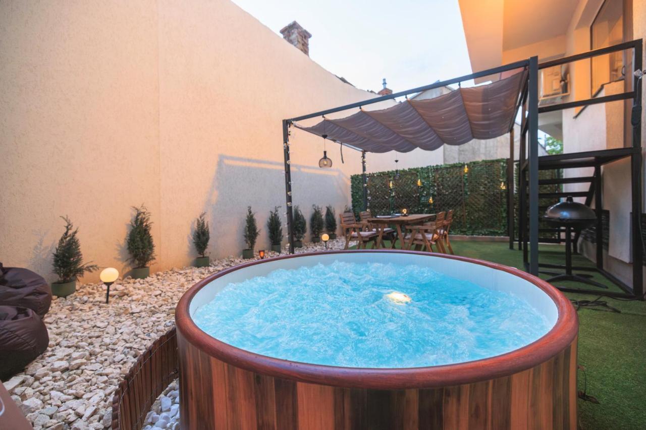 Downtown Hidden Garden With Jacuzzi In Bucharest Apartman Kültér fotó