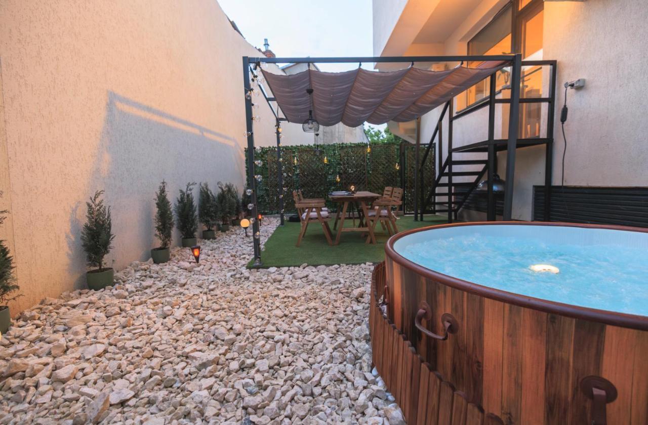 Downtown Hidden Garden With Jacuzzi In Bucharest Apartman Kültér fotó