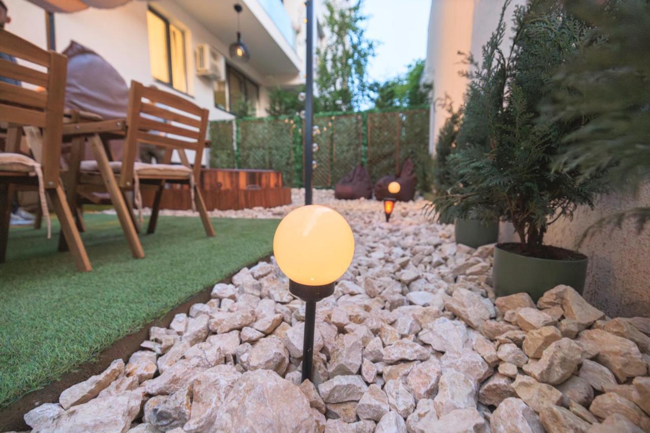 Downtown Hidden Garden With Jacuzzi In Bucharest Apartman Kültér fotó