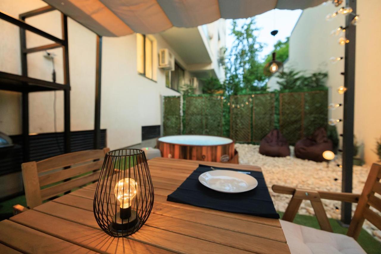 Downtown Hidden Garden With Jacuzzi In Bucharest Apartman Kültér fotó
