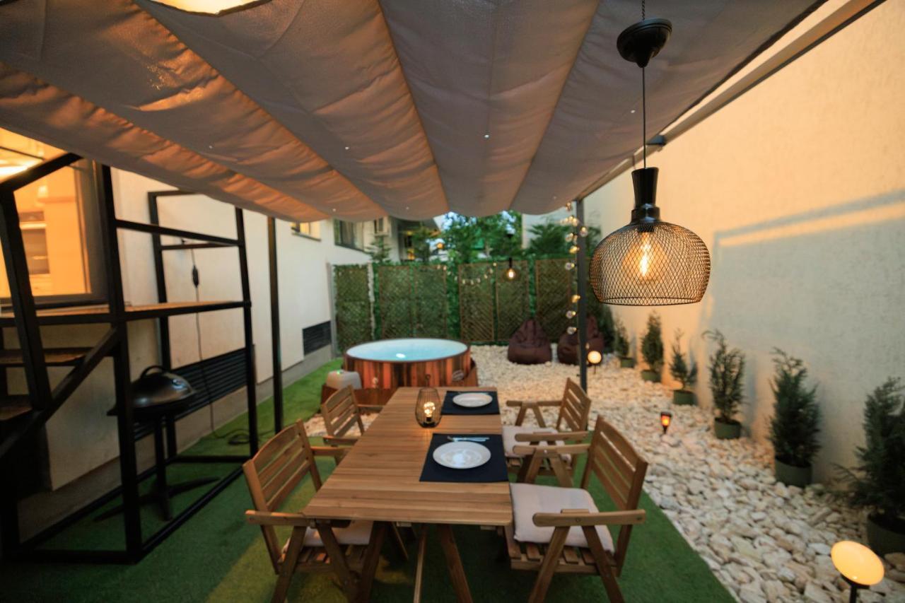 Downtown Hidden Garden With Jacuzzi In Bucharest Apartman Kültér fotó